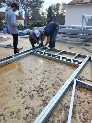 MONTAGE DES ELEMENTS DE LA STRUCTURE METALLIQUE DE LA VILLA villa entièrement en structure métallique, en acier galvanisé