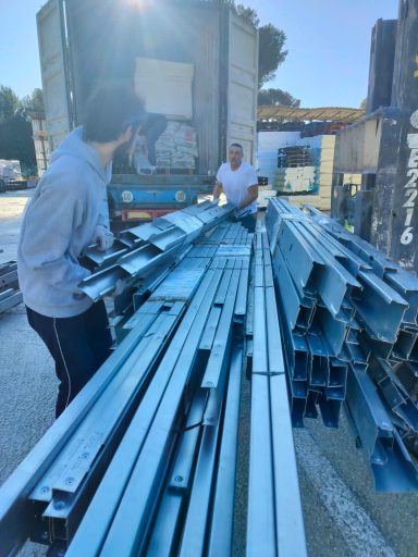 DECHARGEMENT DE LA STRUCTURE METALLIQUE DE LA VILLA DE SANARY villa entièrement en structure métallique